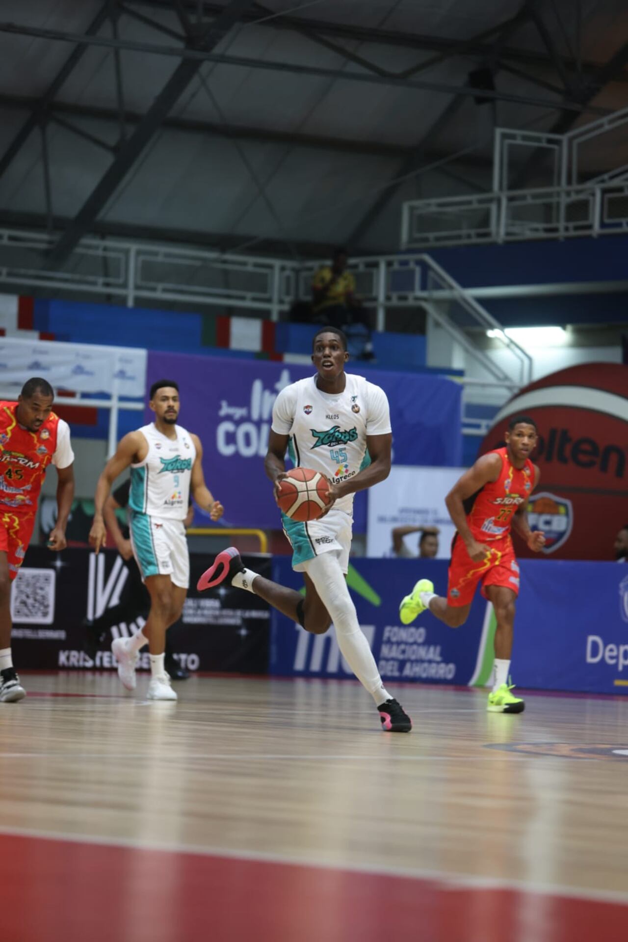 El equipo de Toros del Valle durante un partido de la Liga Profesional de Baloncesto.