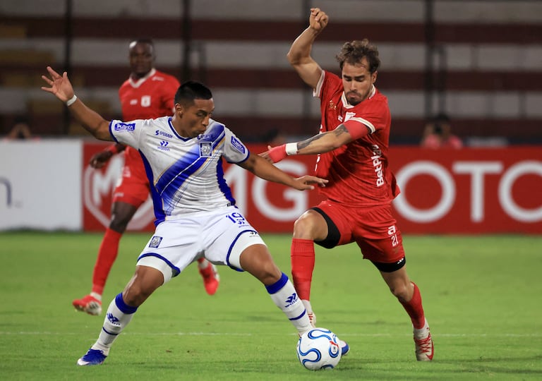El defensa número 19 de Alianza Atlético, Jesús Mendieta, y el delantero número 21 de América de Cali, Tomás Ángel, luchan por el balón durante el partido de la fase de grupos de la Copa Sudamericana entre Alianza Atlético de Perú y América de Cali de Colombia en el estadio Miguel Grau del Callao en Bellavista, región del Callao, Perú, el 6 de mayo de 2026. (Foto de Connie FRANCE / AFP)