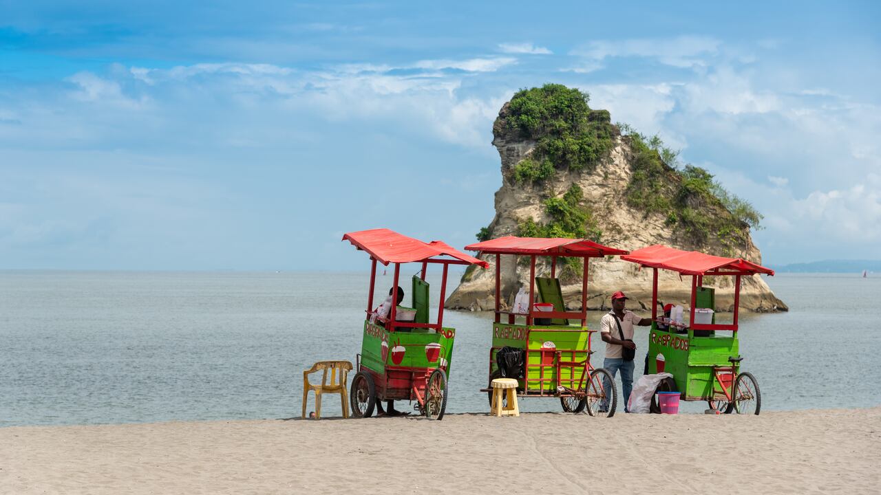 Saliendo de la zona de El Bajito y cruzando el puente se llega a la playa del Morro, la más famosa de Tumaco, a solo unos minutos del aeropuerto La Florida. “Son playas para disfrutar en familia, hacer deporte o el popular paseo de olla”, precisa Amanda Sánchez Tenorio, guía turística del municipio. Las olas, asegura, también son perfectas para surfear.