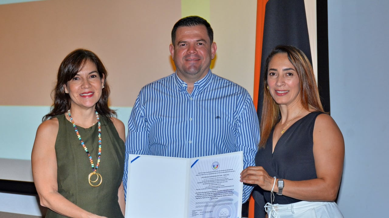 Fray Sergio Iván Rojas Díaz O.F.M., rector general y de la seccional Cali de la Universidad de San Buenaventura, recibe la certificación del Sello de No Discriminación junto a Miryam Gómez, directora regional de Icontec Suroccidente, y Paola Andrea Zuleta Campo, ejecutiva de cuenta de Icontec.