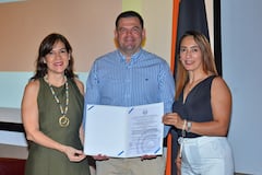 Fray Sergio Iván Rojas Díaz O.F.M., rector general y de la seccional Cali de la Universidad de San Buenaventura, recibe la certificación del Sello de No Discriminación junto a Miryam Gómez, directora regional de Icontec Suroccidente, y Paola Andrea Zuleta Campo, ejecutiva de cuenta de Icontec.