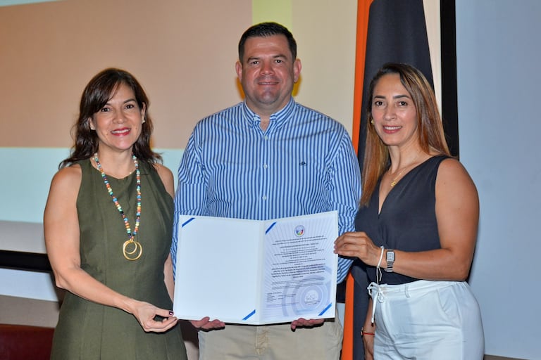 Fray Sergio Iván Rojas Díaz O.F.M., rector general y de la seccional Cali de la Universidad de San Buenaventura, recibe la certificación del Sello de No Discriminación junto a Miryam Gómez, directora regional de Icontec Suroccidente, y Paola Andrea Zuleta Campo, ejecutiva de cuenta de Icontec.