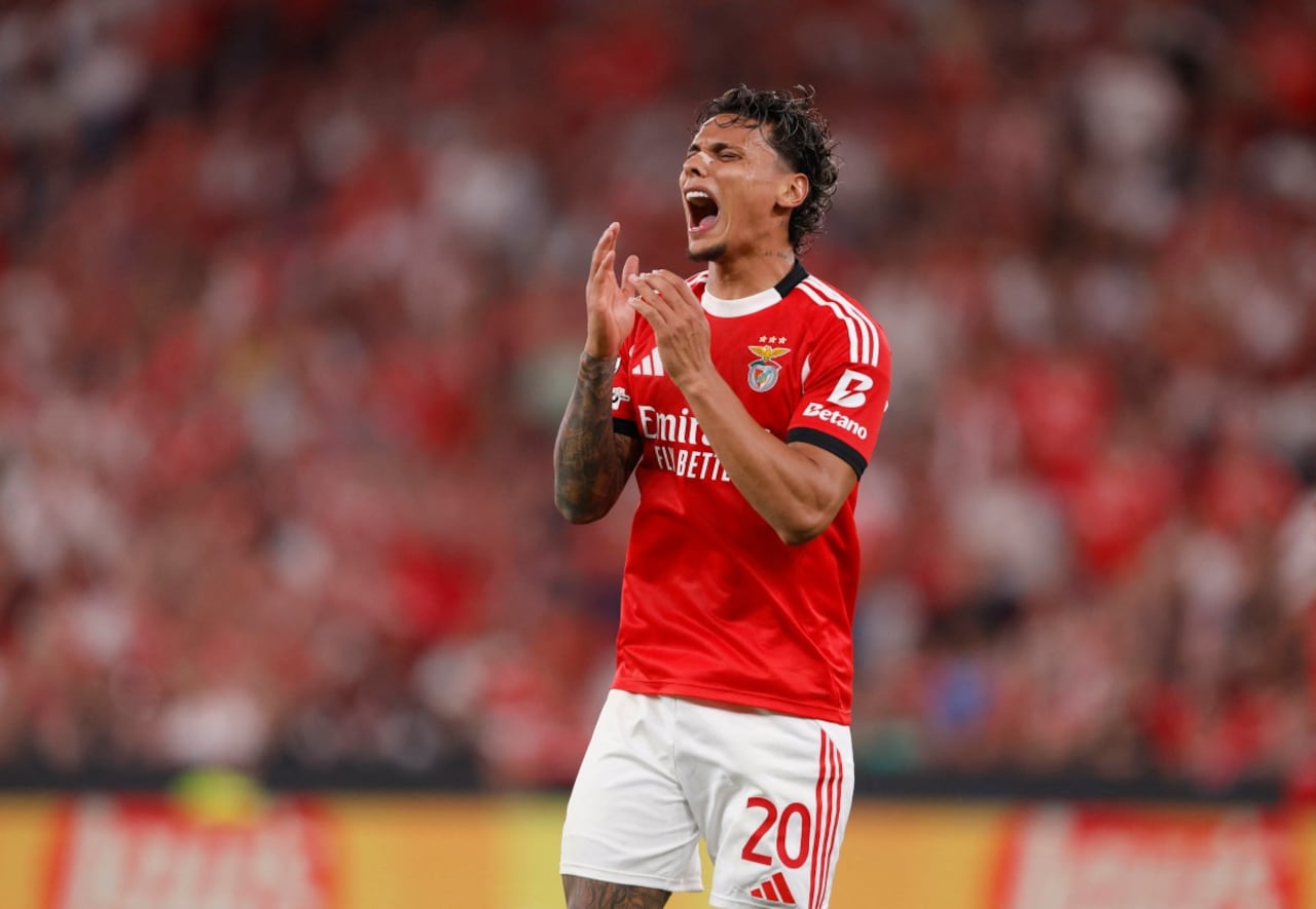 Reacción de Richard Ríos tras fallar una opción de gol.