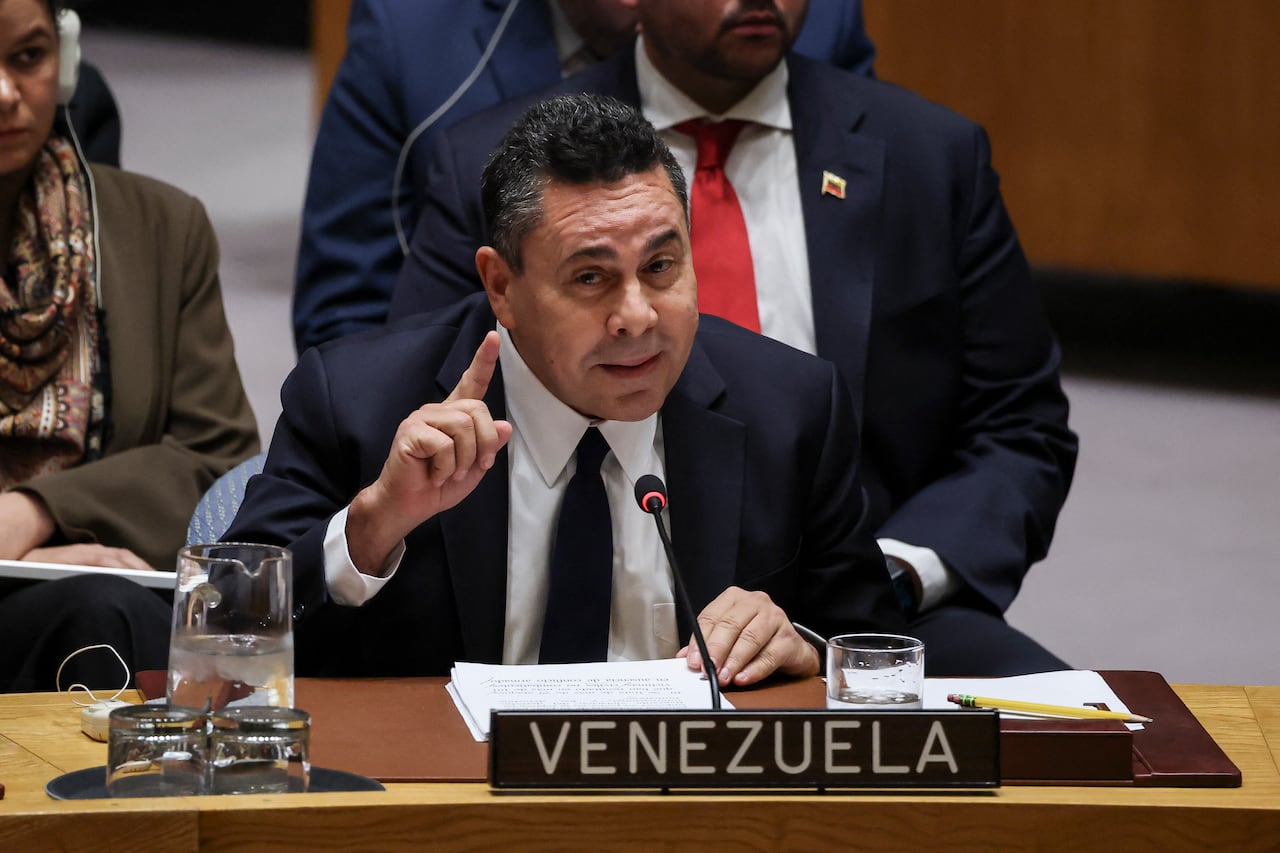 El embajador de Venezuela ante la ONU, Samuel Moncada, habla durante una reunión del Consejo de Seguridad de las Naciones Unidas sobre las acciones militares de EE. UU. contra Venezuela.