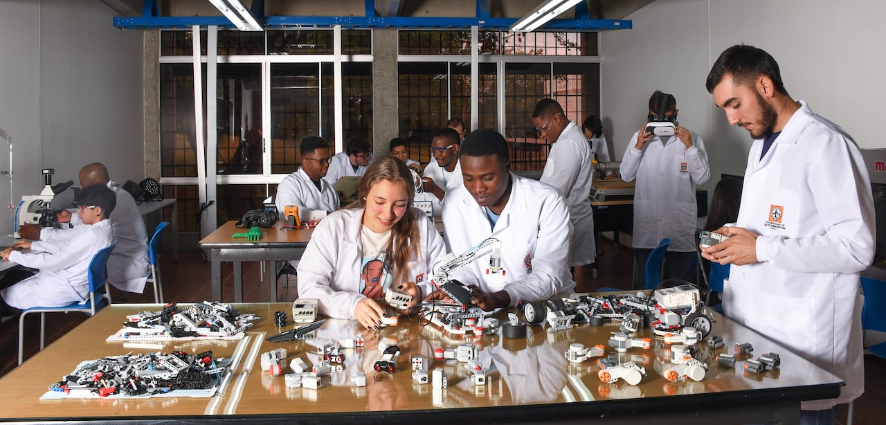 La Facultad de Ingeniería inauguró el Hackspace para que sus estudiantes trabajen en conjunto en la resolución de desafíos tecnológicos.