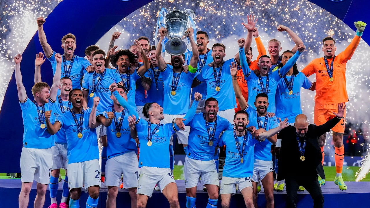 Los jugadores del Manchester City celebran después de ganar la final de la Liga de Campeones contra el Inter de Milán en el Estadio Olímpico Ataturk en Estambul, Turquía, el domingo 11 de junio de 2023. (Foto AP/Manu Fernández)