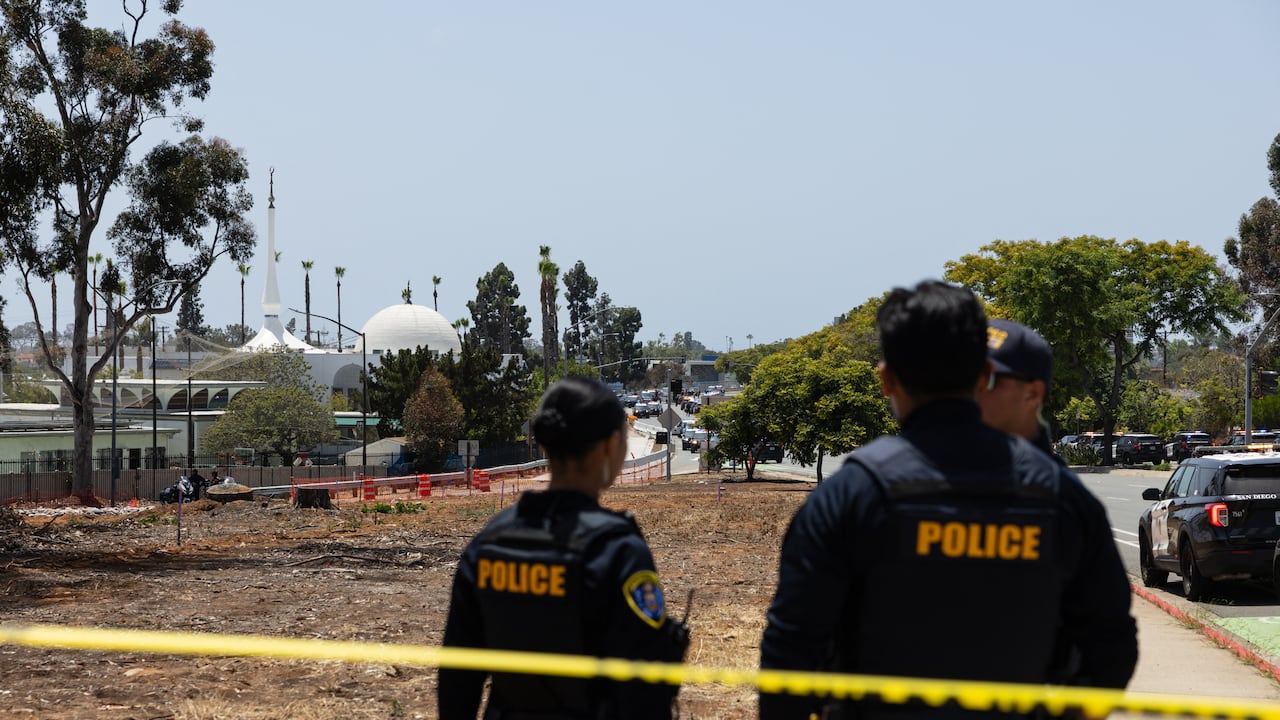 La policía responde a un aviso de un tirador activo en el Centro Islámico de San Diego, en San Diego, California, el 18 de mayo de 2026.