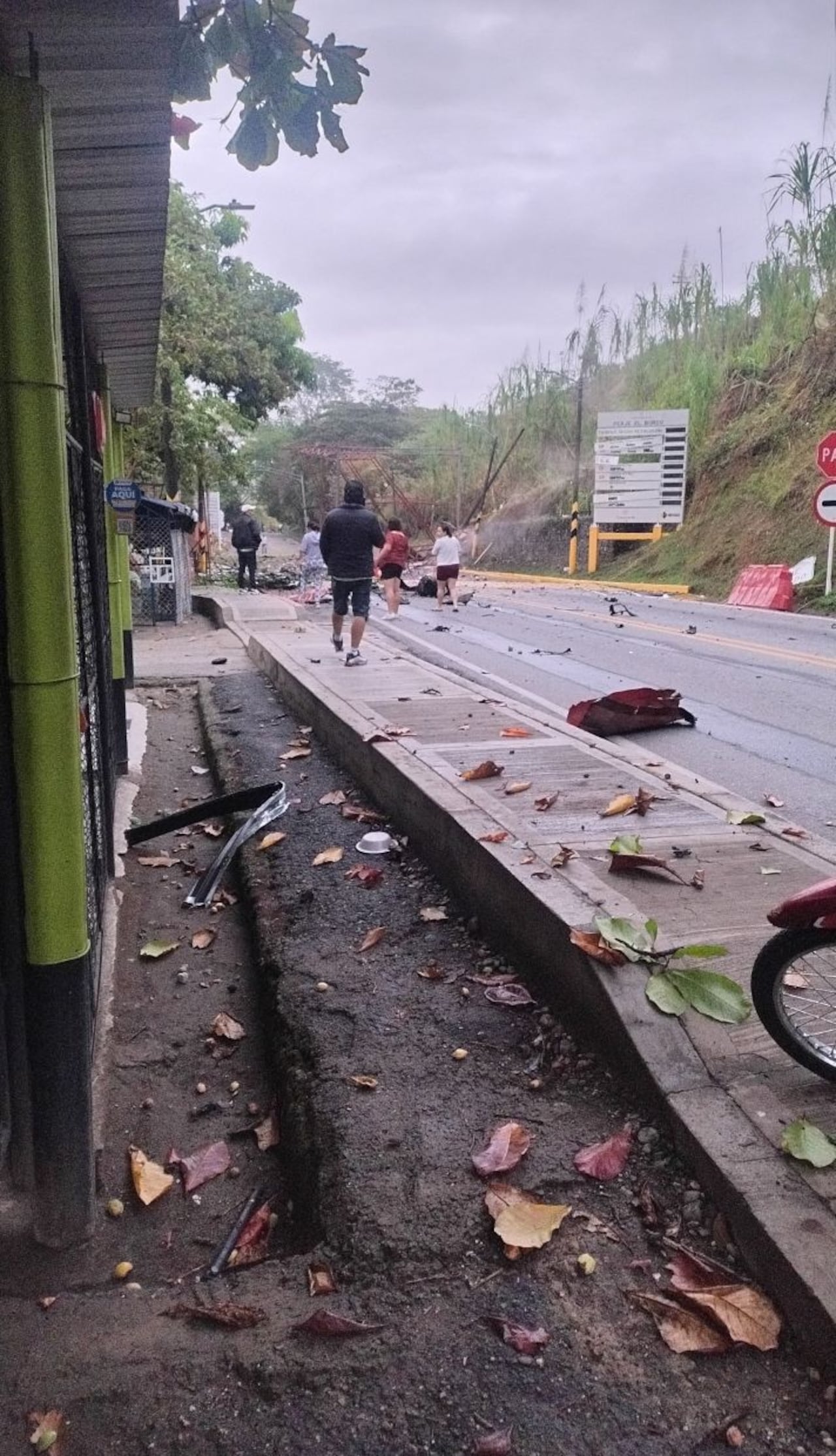 Destrucción con explosivos del peaje en la vía Popayán-Pasto en medio de un ataque registrado en la mañana de este lunes festivo 12 de octubre.