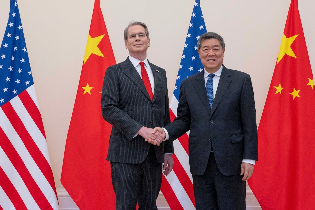 El secretario del Tesoro de los Estados Unidos, Scott Bessent, y vicepremier de la República Popular China, He Lifeng.