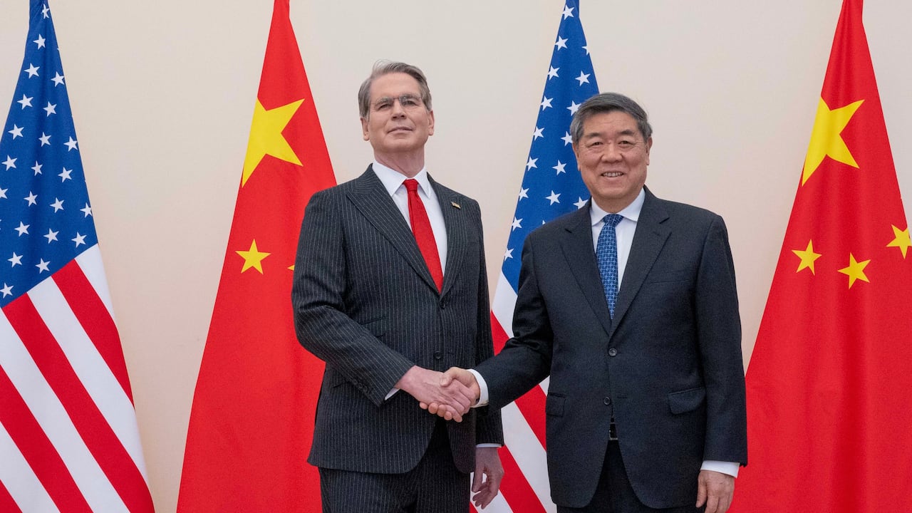 El secretario del Tesoro de los Estados Unidos, Scott Bessent, y vicepremier de la República Popular China, He Lifeng.