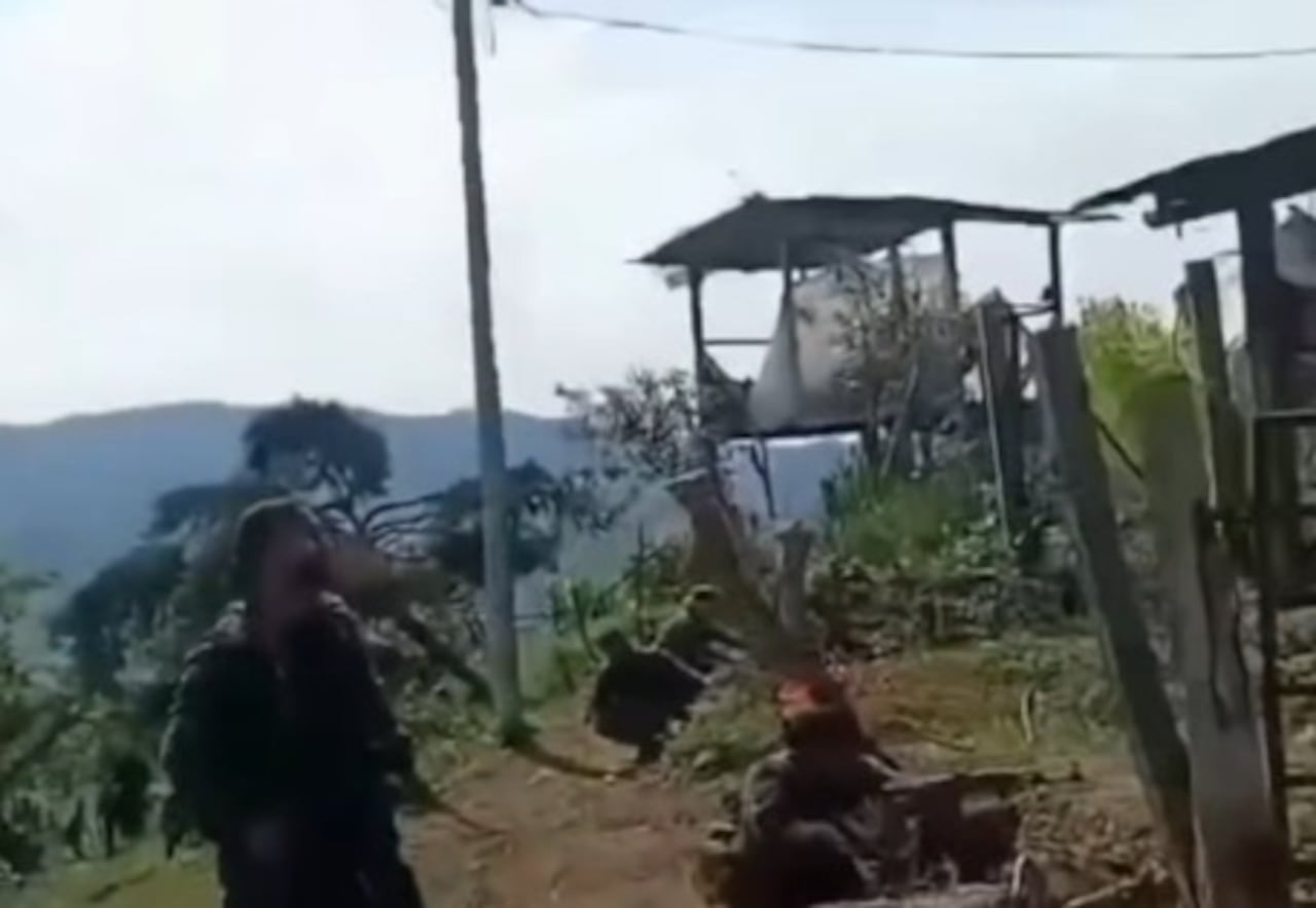 Los combates entre grupos armados ilegales en veredas de San Vicente del Caguán mantienen en riesgo a los campesinos de esa zona de Colombia, más cuando quedan en medio de las balaceras.