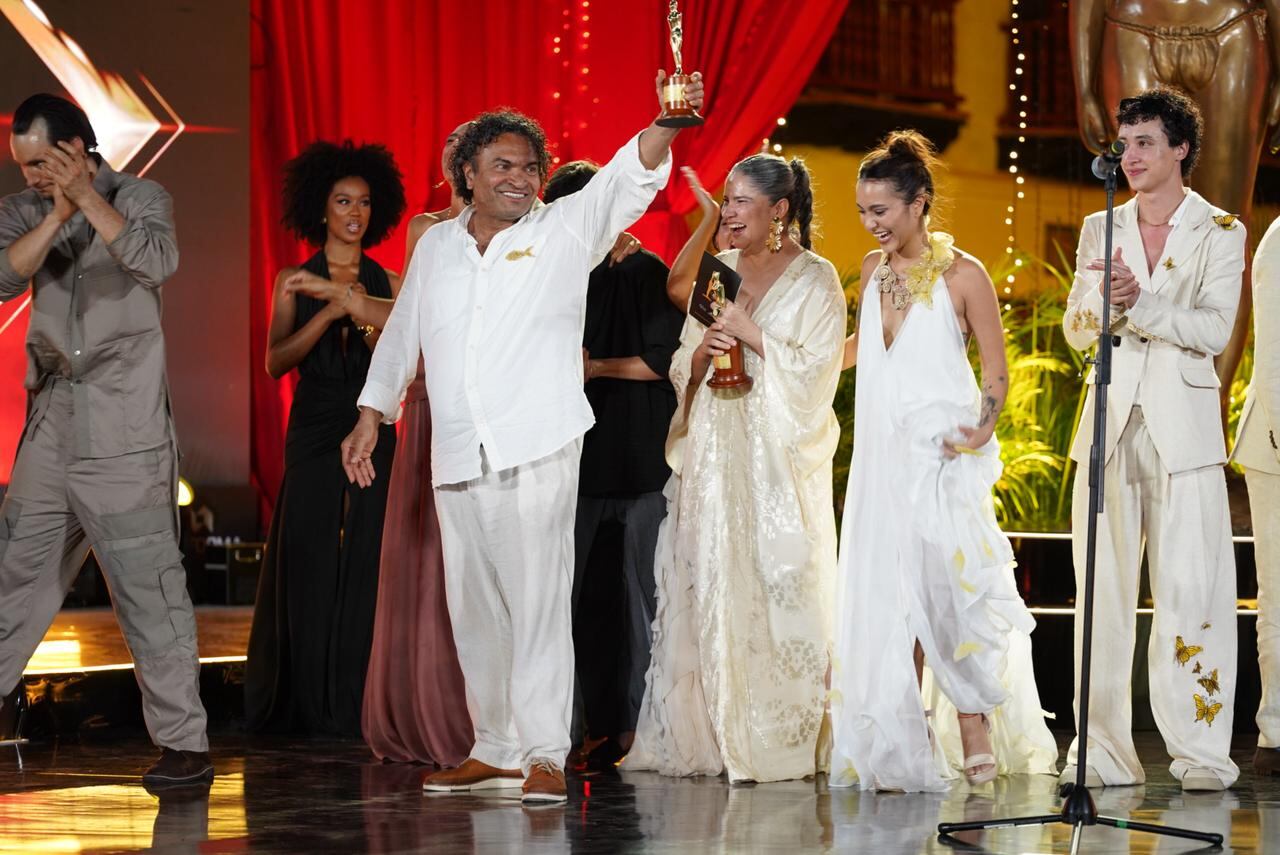 La ceremonia se transmitió por redes y algunos canales, sin embargo, problemas técnicos impidieron ver la entrega
el Premio a Mejor Serie de Ficción, para ‘Cien años de Soledad’.