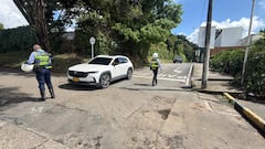 Agentes de tránsito realizan controles en la zona de Pance en este día sin carro en Cali.