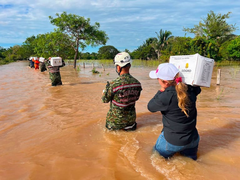 La alcaldesa Damaris Abril Fuentes, encabeza la entrega de ayudas humanitarias a los damnificados de su municipio. Caja al hombro, con el agua a la cintura, la mandataria recorre los caminos inundados, llevando aliento a quienes lo han perdido todo.