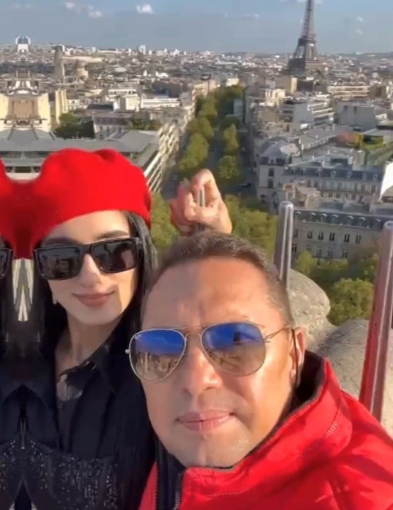 Giovanny Ayala se encuentra con su prometida en Europa.