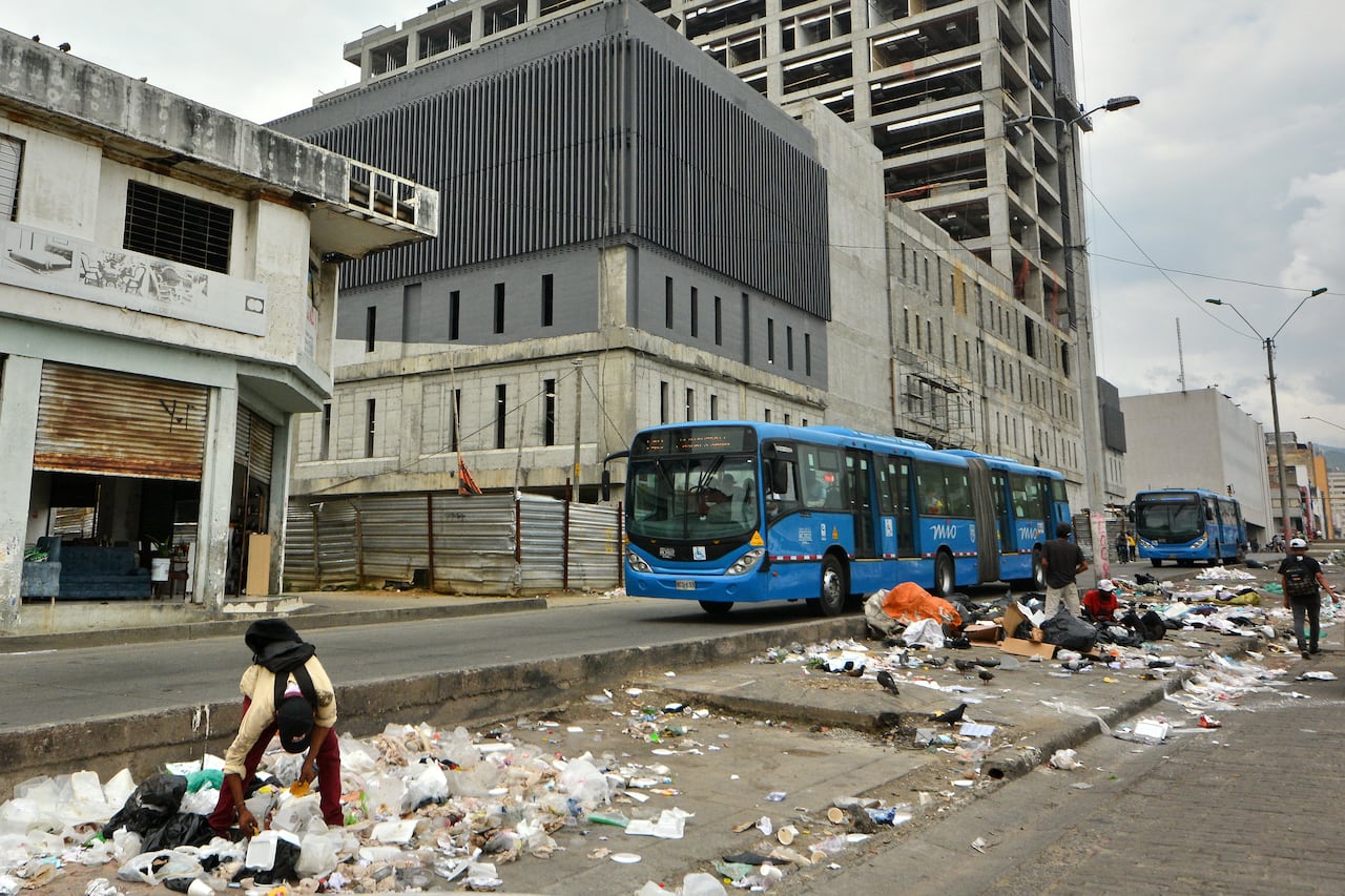 La falta de cultura ciudadana, y el escaso control de las autoridades frente a la disposición de las basuras, son dos de las causas del porqué Cali está tan sucia. 13 de enero de 2025. Foto Jorge Orozco / El País.