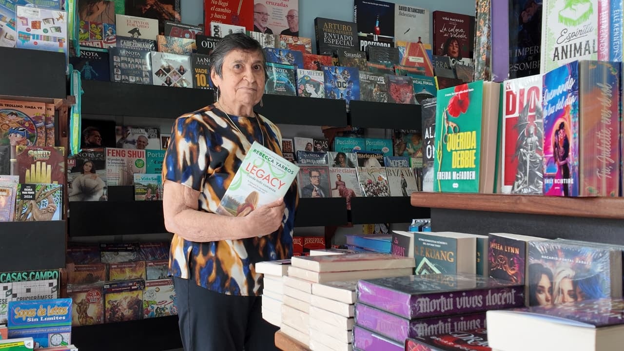 “Los libros son una cosa muy especial, muchas veces llegan las novelas de autores que uno cree que se van a vender muy bien y no, no pasa nada, mientras hay otros que se siguen vendiendo en cantidades”, dice Aura.