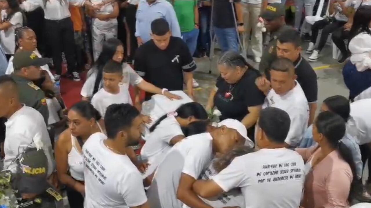 Entre lágrimas, los familiares de Sofía Delgado recibieron su cuerpo en la noche de este viernes, 18 de octubre.