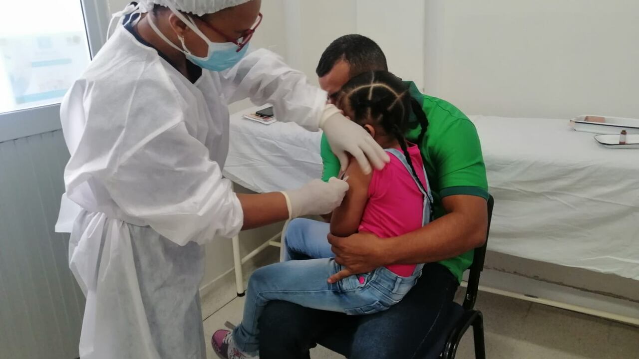 Si va a aplicarse alguna vacuna, debe llevar consigo el carné de vacunación. Si no lo tiene, debe acudir al punto más cercano para que revisen su caso.