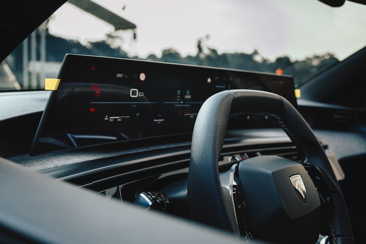 La Peugeot 3008 integra el Panoramic i-Cockpit, una llamativa pantalla de infoentretenimiento.