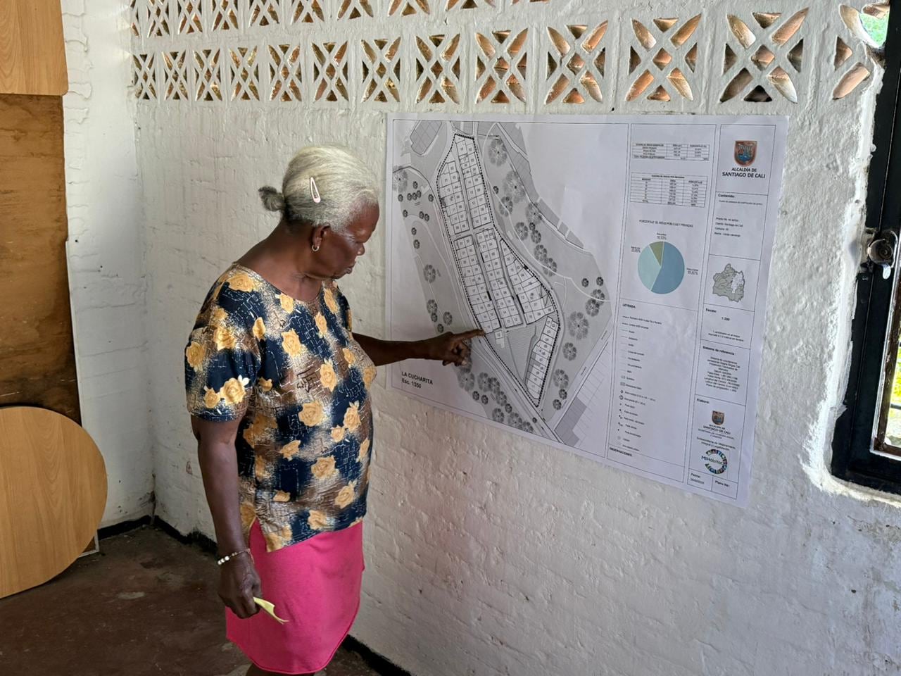 La Secretaría de Vivienda realiza visitas de socialización a los habitantes de cada uno de los Asentamientos Humanos de Desarrollo Incompleto que serán legalizados. En estas jornadas se les muestra en mapa la delimitación del sector y se explican los beneficios que tendrán una vez sean considerados un barrio oficial de Cali.