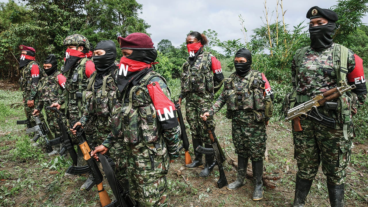 El ELN enfrenta una guerra en Chocó con el Clan del Golfo y las disidencias de las Farc. Hombres armados, a quienes llaman “paracos”, detienen las lanchas a pocos minutos de Istmina, por el río San Juan.