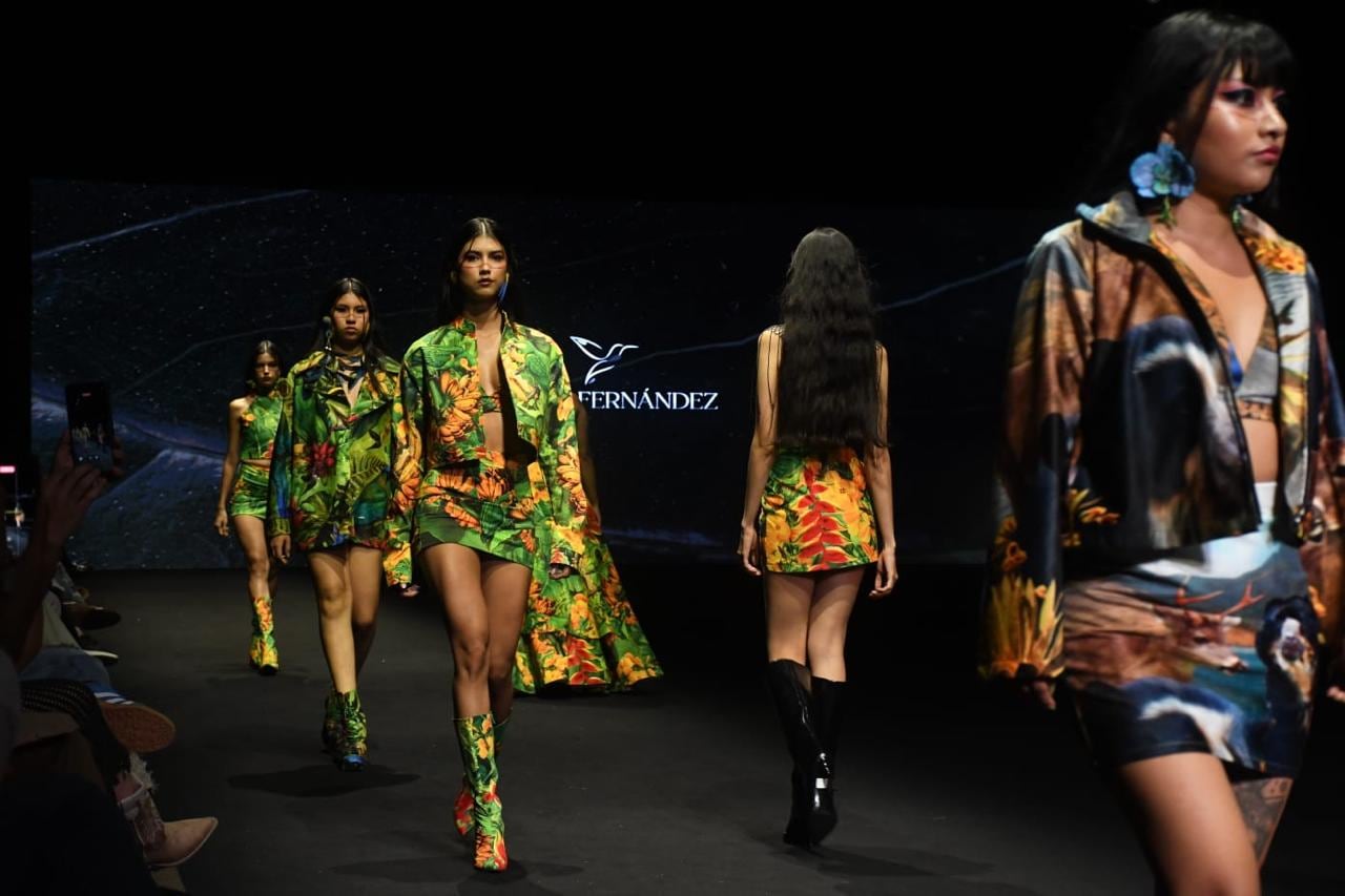 Lufer Fernández, diseñador originario del pueblo Nasa, transforma el lujo ancestral en alta costura contemporánea. La fuerza del jaguar, el vuelo del guacamayo y la memoria viva de los pueblos indígenas logran una conexión con el territorio en cada look.