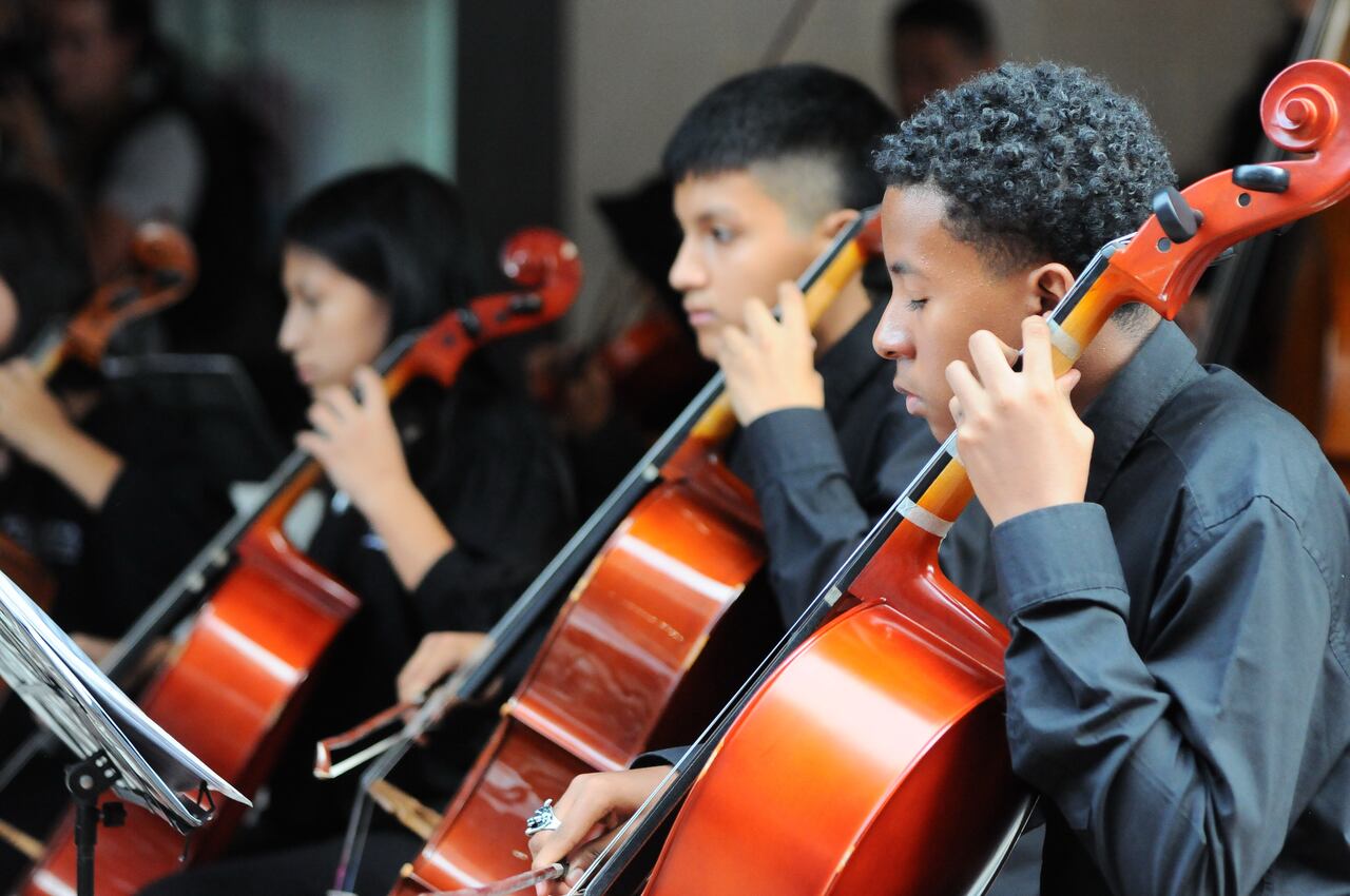 Santiago de Cali conmemora sus 487 años y estudiantes caleños participaron de actividades realizadas en la celebración en la plazoleta del CAM con el artista Tirso Duarte. Foto: José L Guzmán/El País/Julio 25-23.