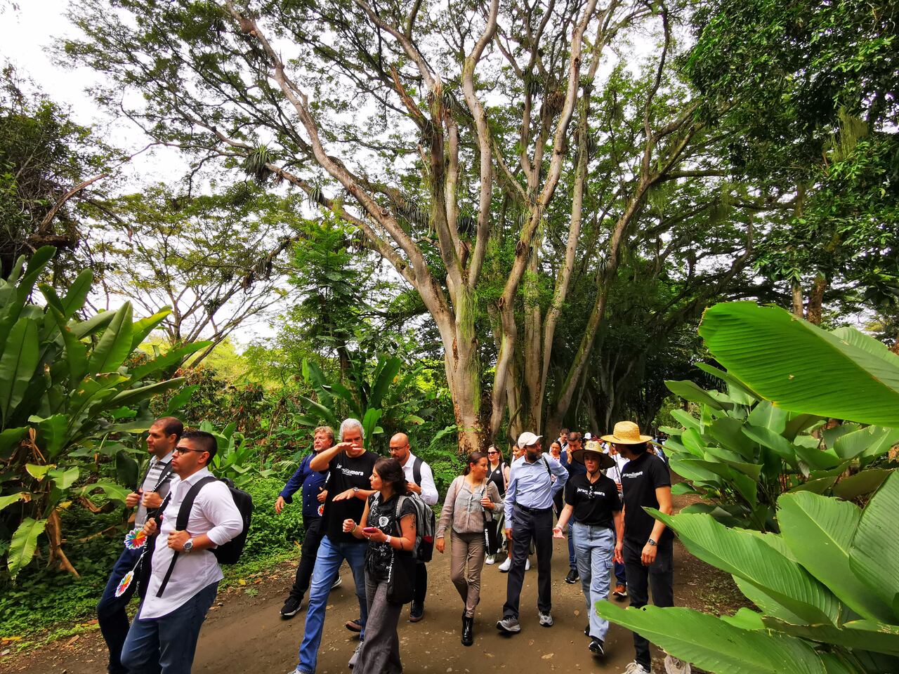 Cali: Cop 16, Visita de delegados de diferentes países que participan en la Cop 16 a proyectos de construcción de las empresas privadas encaminados por medio ambiente sostenible. La Constructora Jaramillo Mora presenta su proyecto Bosquelago en Jamundí. Foto José L Guzmán. El País