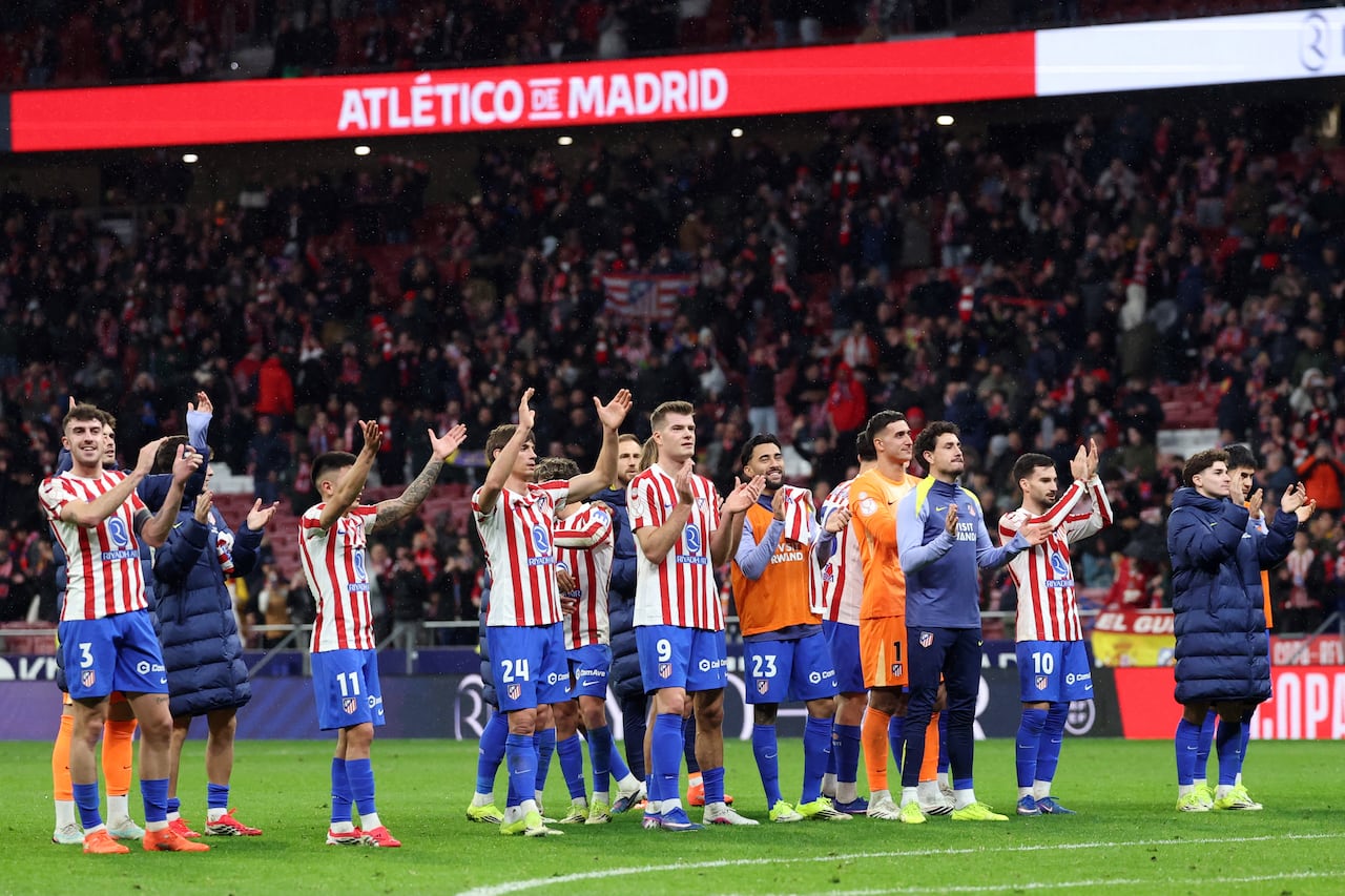Los jugadores del Atlético de Madrid celebran su victoria al final del partido de ida de las semifinales de la Copa del Rey entre el Club Atlético de Madrid y el FC Barcelona en el Estadio Metropolitano de Madrid el 12 de febrero de 2026. (Foto de Pierre-Philippe MARCOU / AFP)