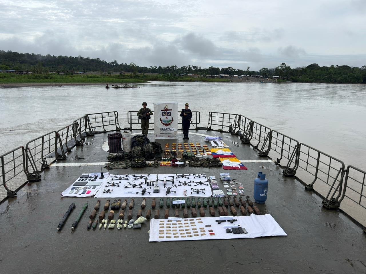 Durante operaciones de control fluvial en el río Micay, la Armada Nacional ubicó dos depósitos clandestinos con armamento, equipos tecnológicos y material explosivo presuntamente pertenecientes a la estructura Jaime Martínez.