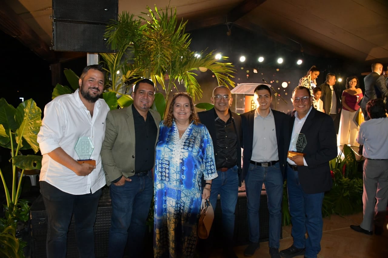 Equipo de El País. De izquierda a derecha. Santiago Cruz, Hugo Mario Cárdenas, Vicky Perea, Jorge Orozco, Gerson Hincapié y Raúl Palacios.