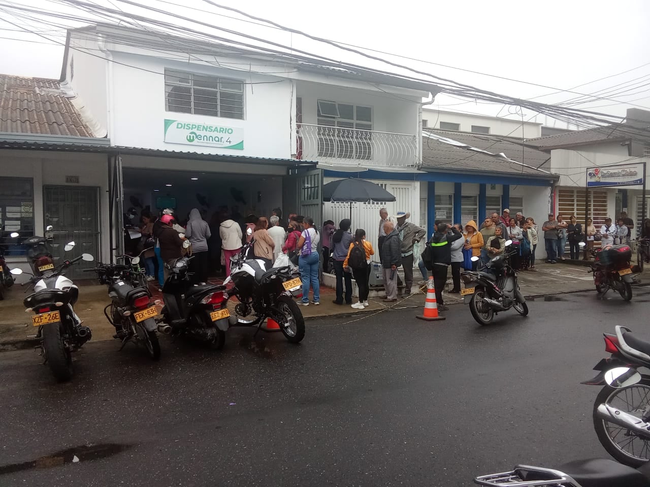 La crisis en la Nueva EPS ha obligado a pacientes, en su mayoría adultos mayores, a madrugar para poder acceder a tratamientos y servicios básicos de salud.