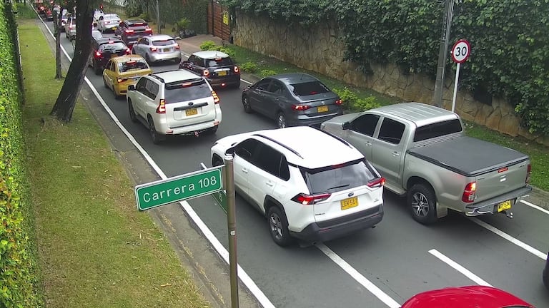 Estas fotografías fueron enviadas a EL País por un lector. Muestran la congestión que se vivió en la zona el lunes 19 de enero.