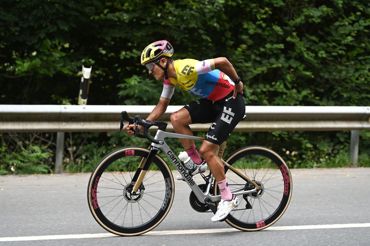 El ecuatoriano tuvo que abandonar la competencia después de una dura caída con Enric Mas.