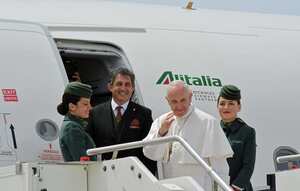En el santuario de Fátima miles de peregrinos esperan ansiosos al papa Francisco.