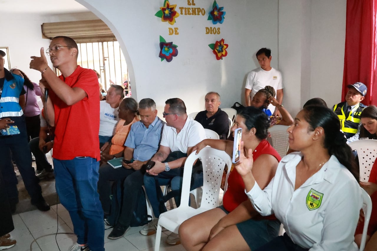 Durante el encuentro, la comunidad conoció programas como ‘Mi Cali Beca’, ‘Cali Crece’ y acciones del Dagma, orientadas a fortalecer la empleabilidad, el emprendimiento y la recuperación de espacios ambientales en el sector.