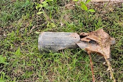 En la fotografía se observa un artefacto explosivo en el suelo de Vereda El Amarradero, departamento de Nariño, cerca de la frontera con Ecuador, el 17 de marzo de 2026. El presidente colombiano, Gustavo Petro, declaró ese mismo día que se había encontrado un artefacto explosivo cerca de la frontera con Ecuador, en medio de una disputa diplomática y comercial entre ambos países. (Foto de WILMAR GARZON MELENDES / AFP)