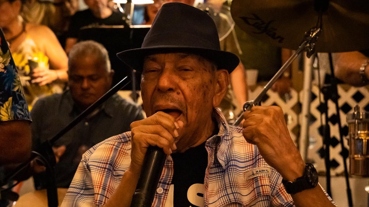 El mundo de la salsa está en luto luego de que se conociera la muerte de Ignacio “Nacho” Sanabria Vázquez, este lunes 12 de mayo del 2025. El salsero puertorriqueño era conocido por éxitos como “La Ruñidera”, “Mambo Batiri”, “Consuélate como yo”, y “Cantar Fañoso”.