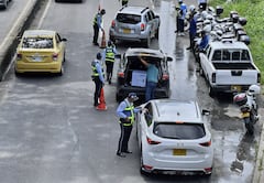 Las principales vías de ingreso y salida de Cali se encuentran totalmente monitoreadas por los agentes de tránsito de la ciudad, que establecieron puestos de control e hicieron un llamado a la precaución a la hora de conducir. La falta de documentación, el exceso de velocidad y el no uso del cinturón de seguridad son las principales causas de multas y llamados de atención. Fotos Raúl Palacios / El País.