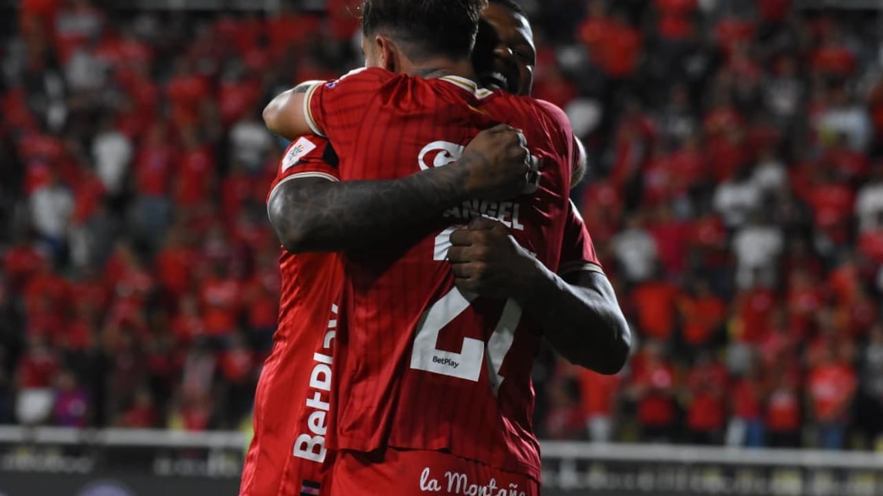 Tomás Ángel (21) celebra tras marcar el segundo gol del América de Cali contra el Junior de Barranquilla en el juego de la fecha 7 de la Liga II-2026.