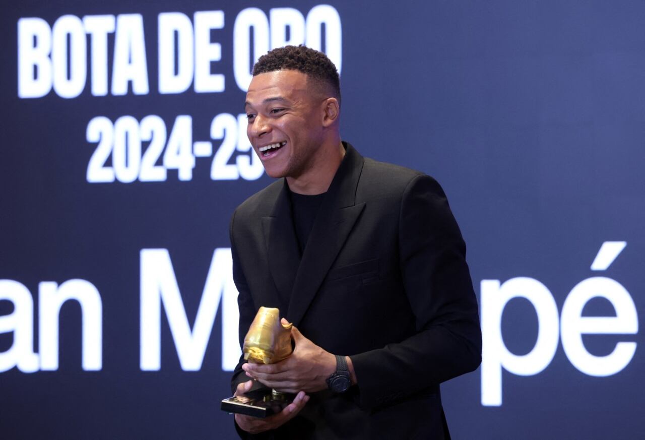 El delantero francés del Real Madrid, Kylian Mbappé, ríe tras recibir la Bota de Oro europea 2024-25, premio que honra al máximo goleador del año.