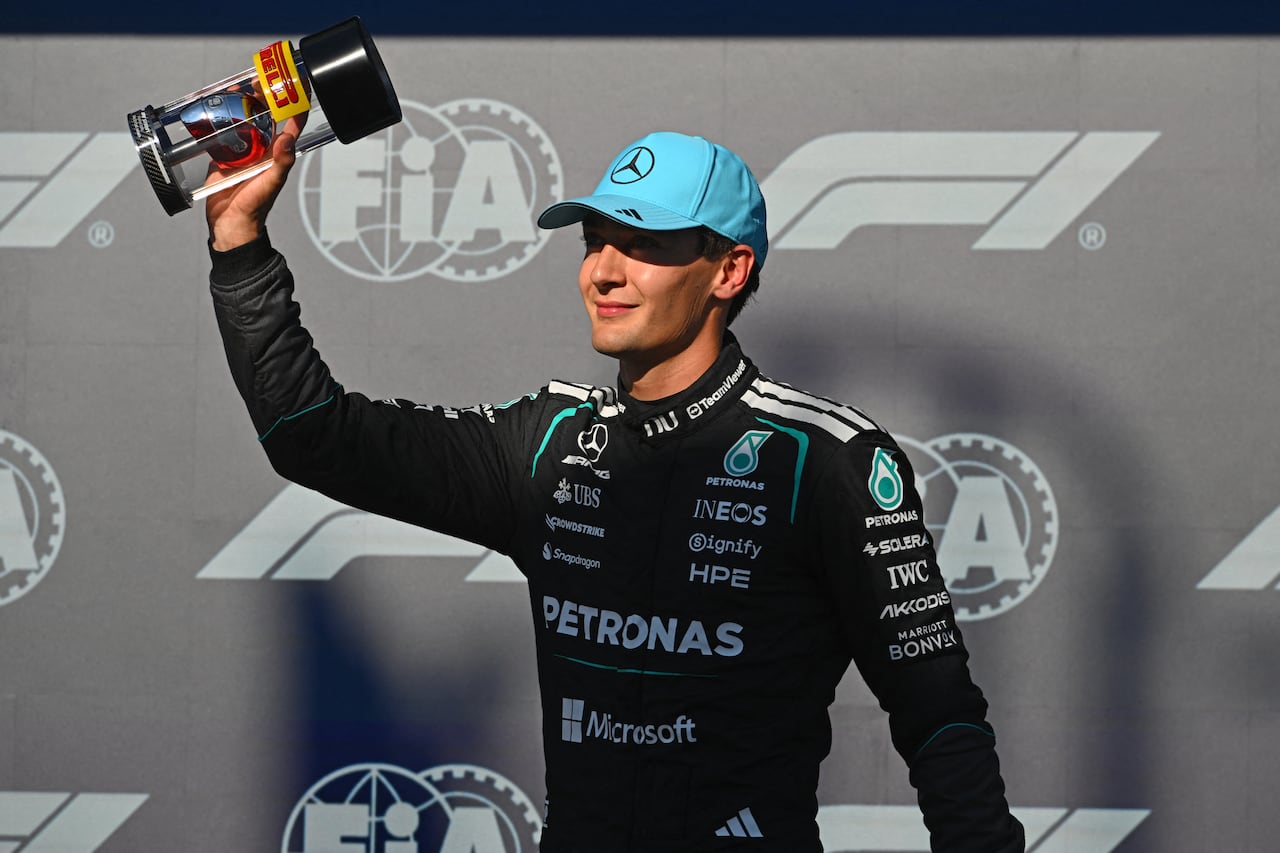 El piloto británico George Russell, del equipo Mercedes AMG Petronas F1 Team, quien logró la pole position en la sesión de clasificación Sprint, posa con su premio Pirelli Sprint Pole durante la sesión de clasificación previa al Gran Premio de Canadá de Fórmula 1 en el Circuito Gilles-Villeneuve el 22 de mayo de 2026 en Montreal, Quebec.