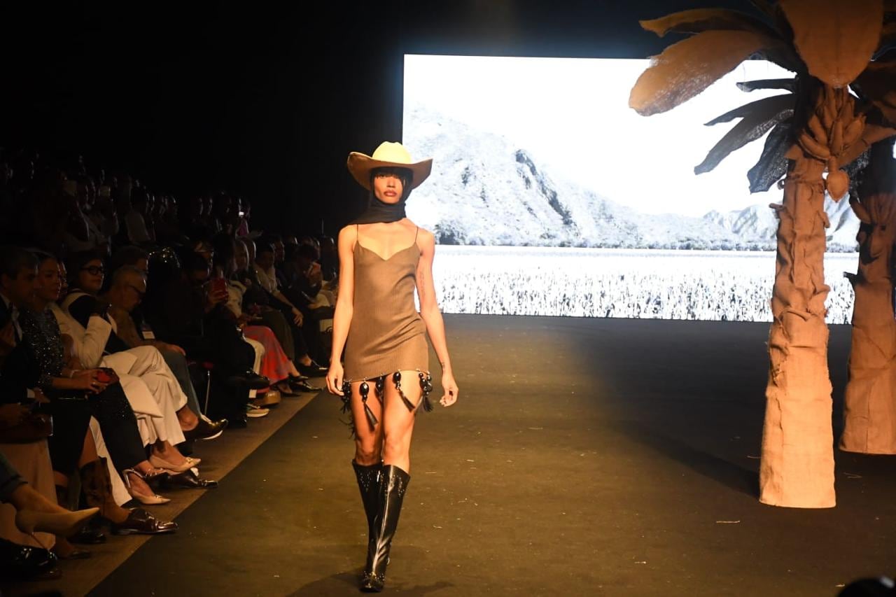 Una oda a la sofisticación femenina a través de cortes arquitectónicos y detalles perfectos.