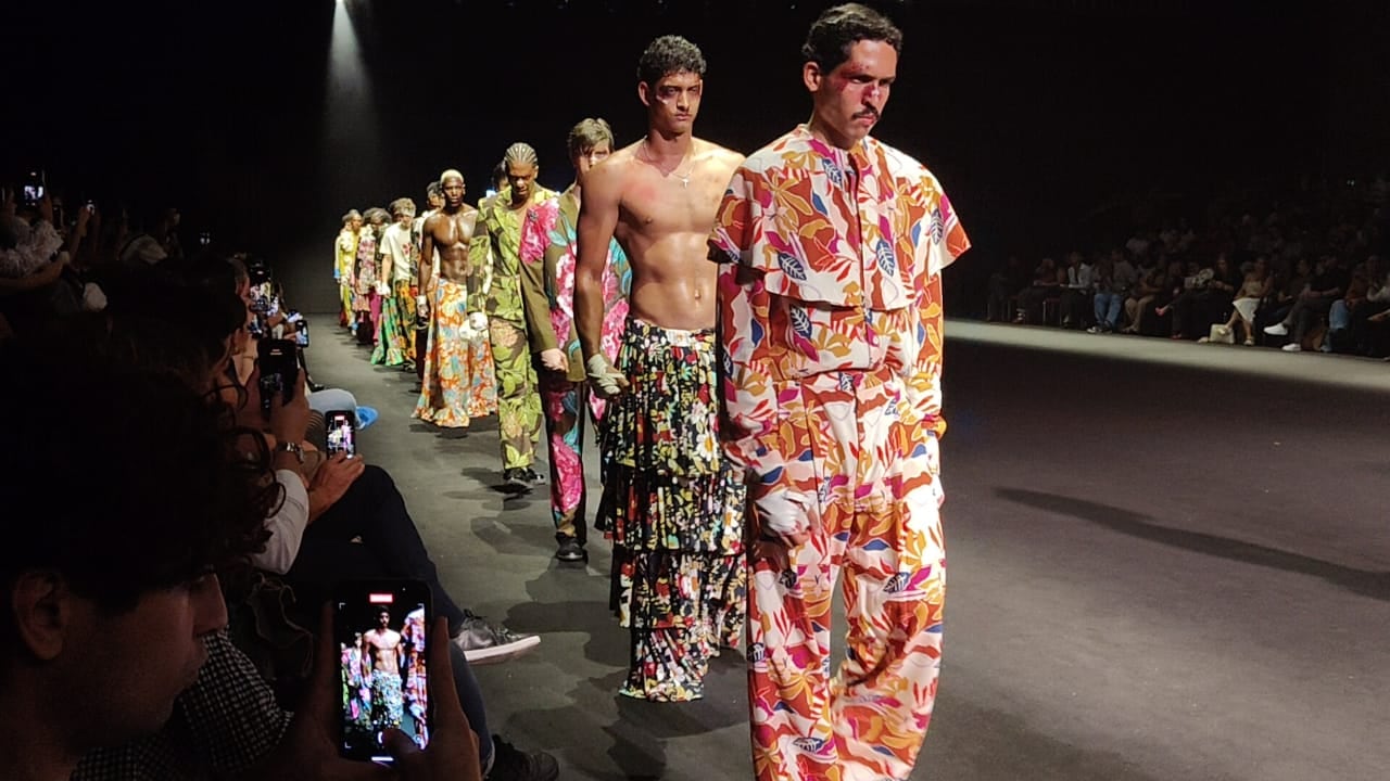 La firma Erikó, de David Alfonso, sacudió Cali Distrito Moda con una propuesta masculina cruda y dramática que desafió los prejuicios de la indumentaria tradicional mediante textiles atípicos y colores no convencionales para crear un armario flexible, diverso y libre.