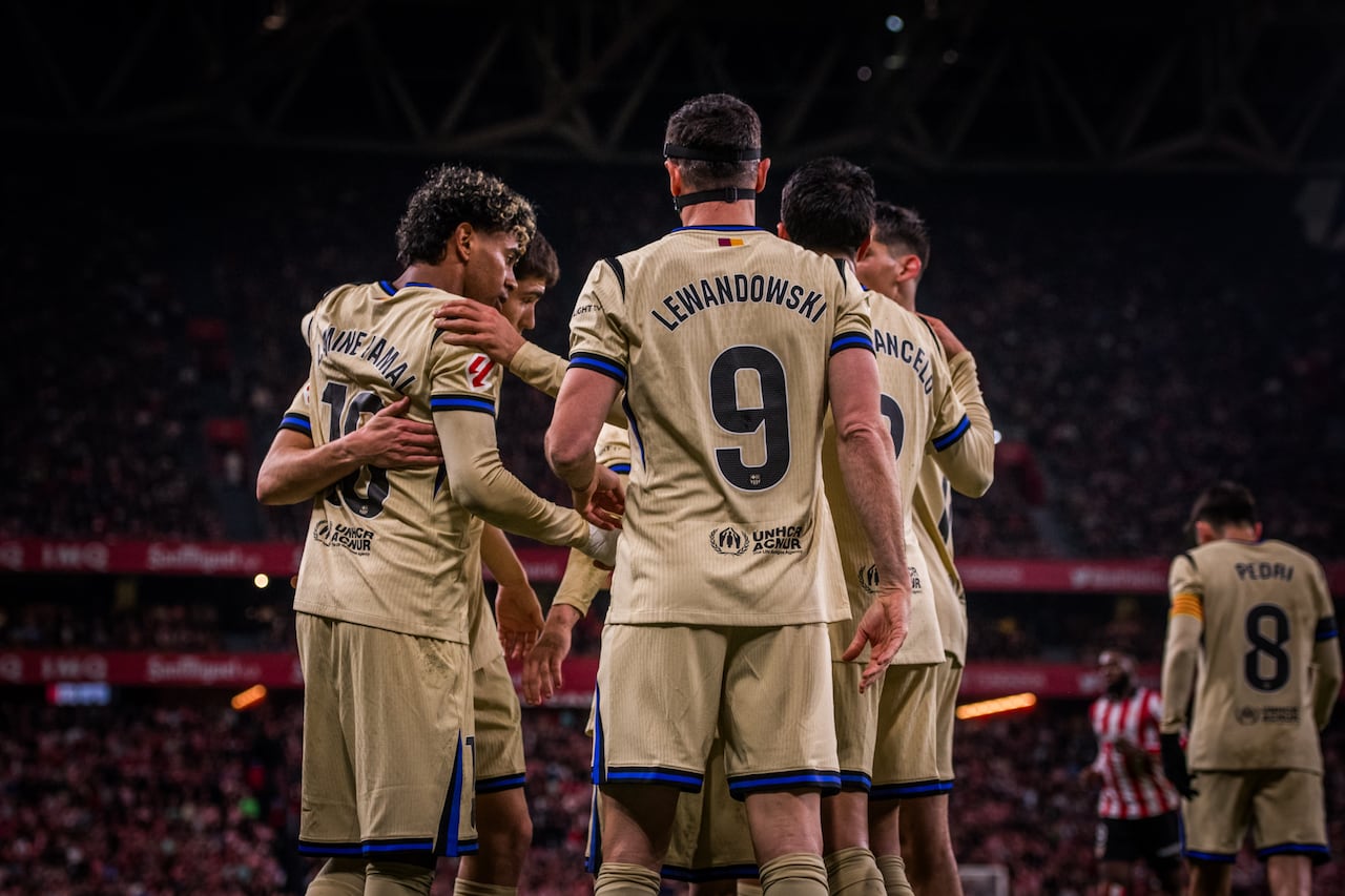 Jugadores del FC Barcelona celebran el triunfo ante el Athletic Club.
