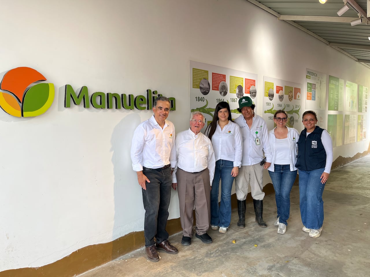 El padre Diego Jaramillo Cuartas, presidente de El Minuto de Dios, Diego Salazar, gerente de Recursos Humanos y Sostenibilidad de Manuelita, además de Mónica Rengifo, Directora de Comunicaciones, durante la visita al Aula Dulce.