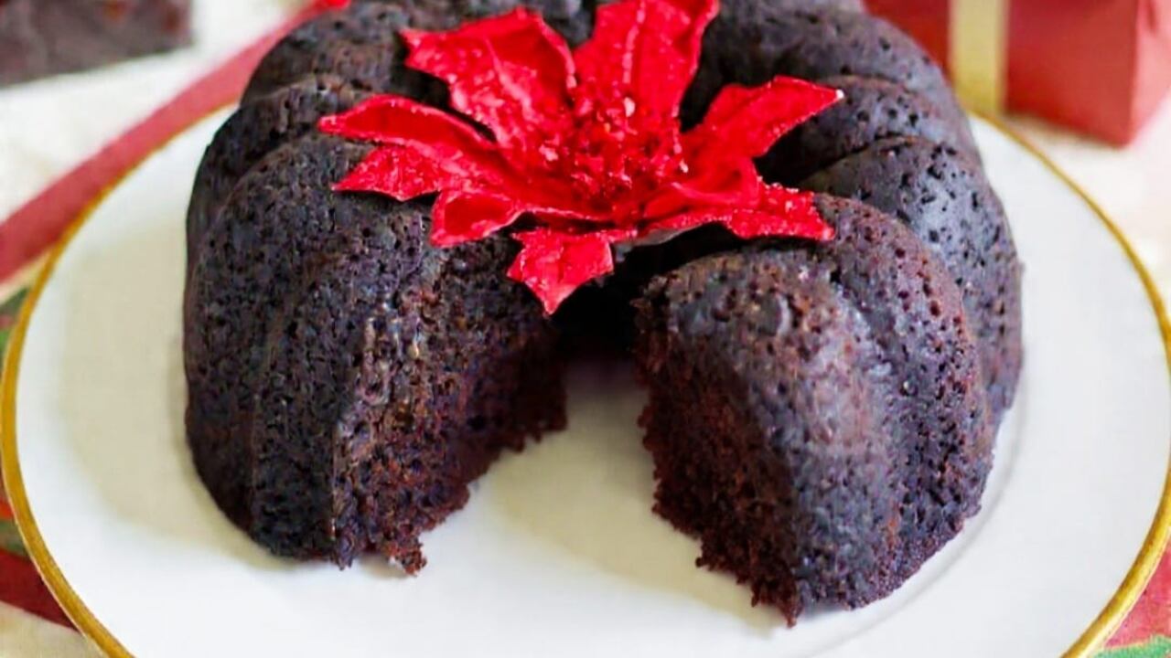 “La torta negra envinada, más que un postre, es símbolo de celebración y memoria: un legado que Colombia hizo propio y que sigue reuniendo generaciones alrededor de una hermosa tradición”, Carolina Jaramillo.
Foto: Ilustración creada con IA.