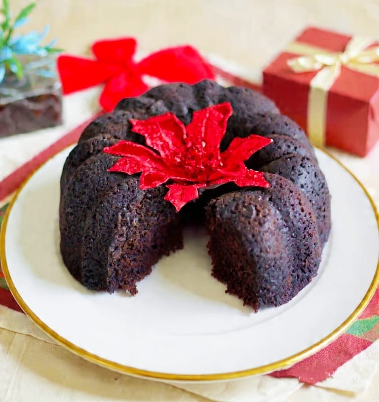 “La torta negra envinada, más que un postre, es símbolo de celebración y memoria: un legado que Colombia hizo propio y que sigue reuniendo generaciones alrededor de una hermosa tradición”, Carolina Jaramillo.
Foto: Ilustración creada con IA.