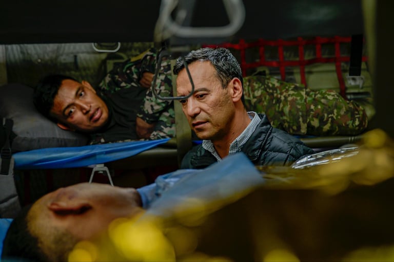 El ministro de Defensa, Pedro Sánchez, recibe los heridos en el aeropuerto de Catam, quienes fueron trasladados al Hospital Militar.